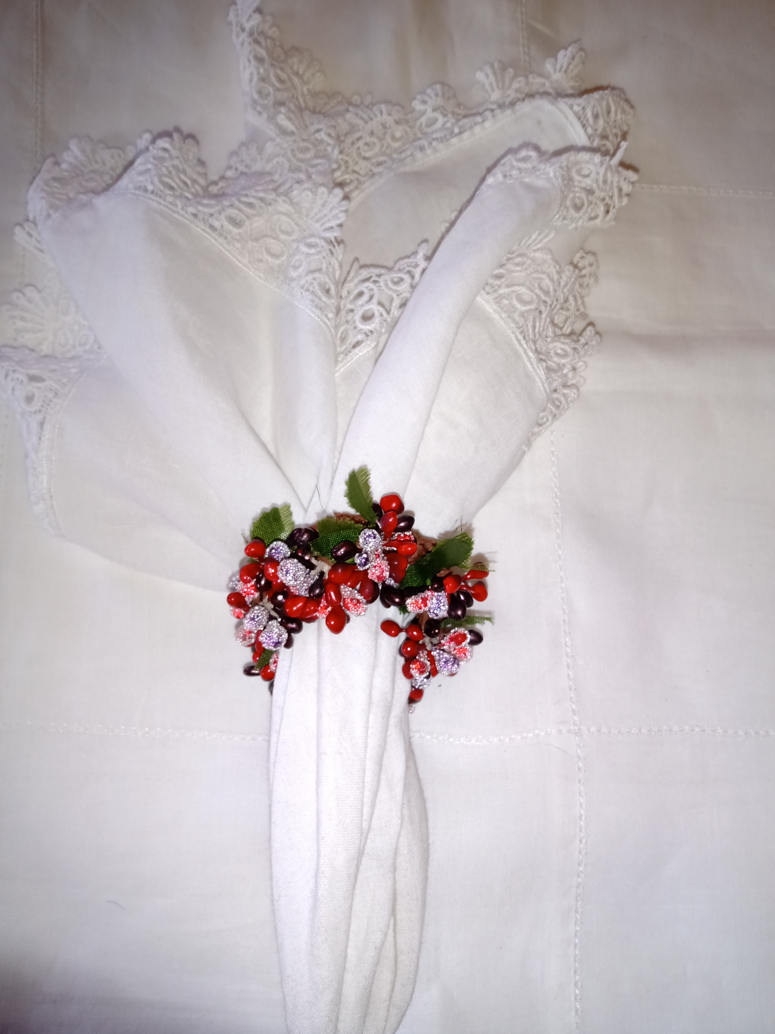 PORTA GUARDANAPO GUIRLANDA VERMELHA E ROXA